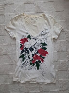True Religion White V-Neck Skull & Rose Graphic Tee - Red & Green